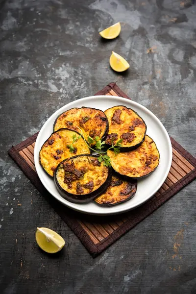 Pan kızartma gevrek baigan / patlıcan / brinjal tarifi--dan Hindistan. seçici odak