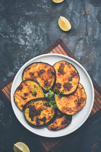 Pan kızartma gevrek baigan / patlıcan / brinjal tarifi--dan Hindistan. seçici odak