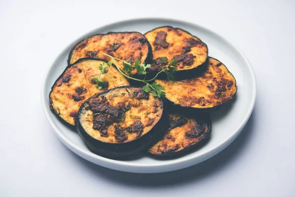 Pan kızartma gevrek baigan / patlıcan / brinjal tarifi--dan Hindistan. seçici odak