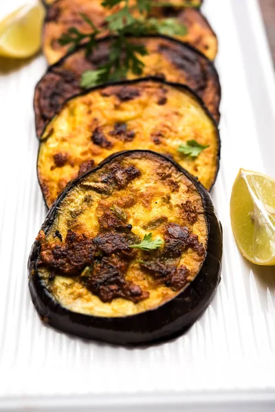 Pan kızartma gevrek baigan / patlıcan / brinjal tarifi--dan Hindistan. seçici odak