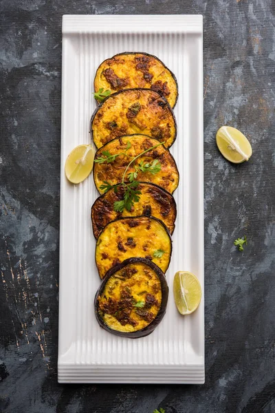 Pan kızartma gevrek baigan / patlıcan / brinjal tarifi--dan Hindistan. seçici odak