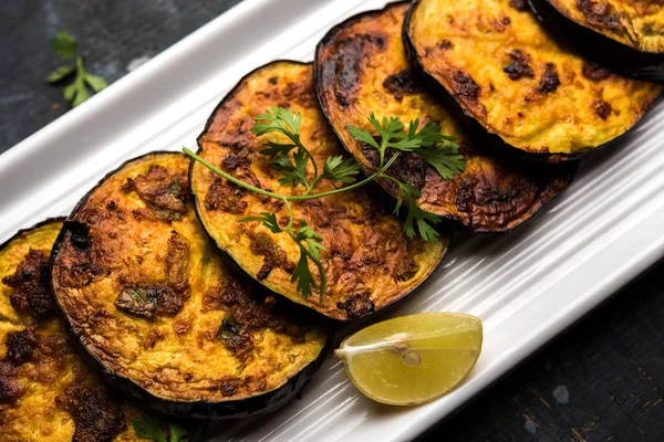 Pan kızartma gevrek baigan / patlıcan / brinjal tarifi--dan Hindistan. seçici odak