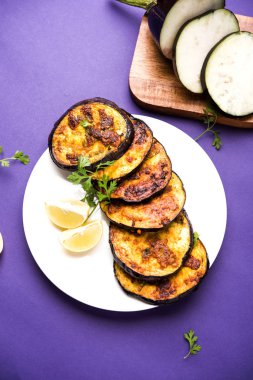 Pan kızartma gevrek baigan / patlıcan / brinjal tarifi--dan Hindistan. seçici odak