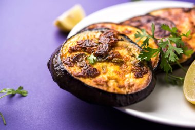 Pan kızartma gevrek baigan / patlıcan / brinjal tarifi--dan Hindistan. seçici odak