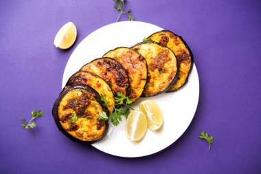 Pan kızartma gevrek baigan / patlıcan / brinjal tarifi--dan Hindistan. seçici odak