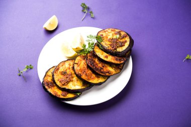 Pan kızartma gevrek baigan / patlıcan / brinjal tarifi--dan Hindistan. seçici odak