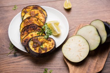 Pan kızartma gevrek baigan / patlıcan / brinjal tarifi--dan Hindistan. seçici odak