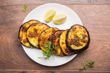 Pan kızartma gevrek baigan / patlıcan / brinjal tarifi--dan Hindistan. seçici odak