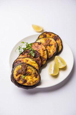 Pan kızartma gevrek baigan / patlıcan / brinjal tarifi--dan Hindistan. seçici odak