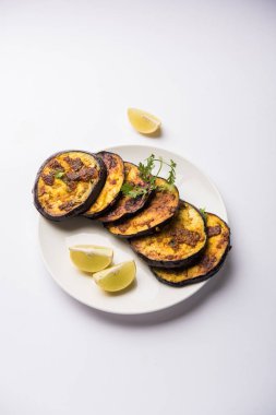 Pan kızartma gevrek baigan / patlıcan / brinjal tarifi--dan Hindistan. seçici odak