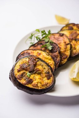 Pan kızartma gevrek baigan / patlıcan / brinjal tarifi--dan Hindistan. seçici odak