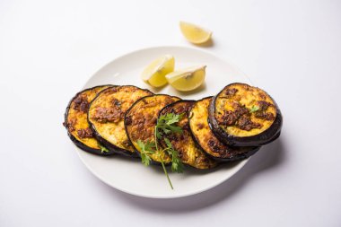 Pan kızartma gevrek baigan / patlıcan / brinjal tarifi--dan Hindistan. seçici odak