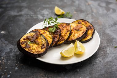 Pan kızartma gevrek baigan / patlıcan / brinjal tarifi--dan Hindistan. seçici odak