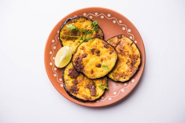 Pan kızartma gevrek baigan / patlıcan / brinjal tarifi--dan Hindistan. seçici odak