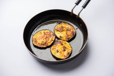 Pan kızartma gevrek baigan / patlıcan / brinjal tarifi--dan Hindistan. seçici odak