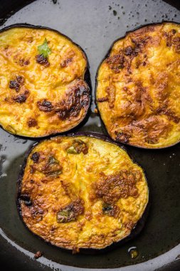 Pan kızartma gevrek baigan / patlıcan / brinjal tarifi--dan Hindistan. seçici odak