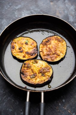 Pan kızartma gevrek baigan / patlıcan / brinjal tarifi--dan Hindistan. seçici odak