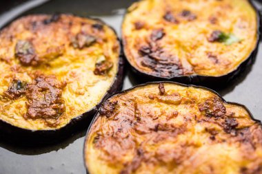 Pan kızartma gevrek baigan / patlıcan / brinjal tarifi--dan Hindistan. seçici odak