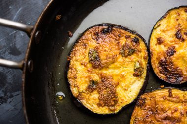 Pan kızartma gevrek baigan / patlıcan / brinjal tarifi--dan Hindistan. seçici odak