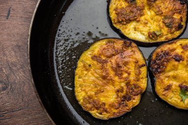 Pan kızartma gevrek baigan / patlıcan / brinjal tarifi--dan Hindistan. seçici odak