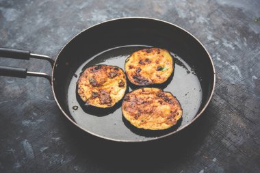 Pan kızartma gevrek baigan / patlıcan / brinjal tarifi--dan Hindistan. seçici odak