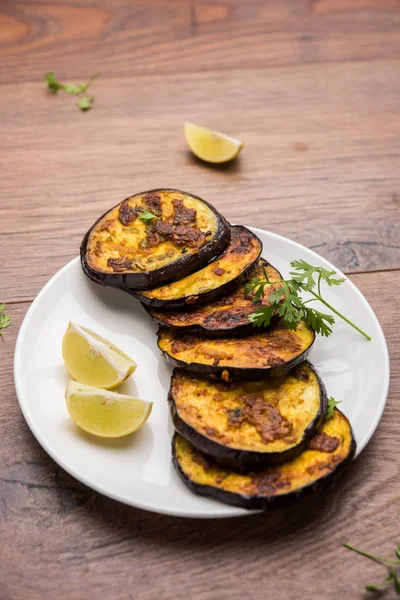 Pan kızartma gevrek baigan / patlıcan / brinjal tarifi--dan Hindistan. seçici odak