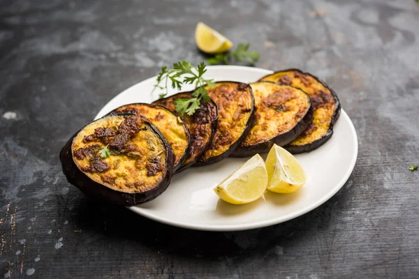 Pan kızartma gevrek baigan / patlıcan / brinjal tarifi--dan Hindistan. seçici odak