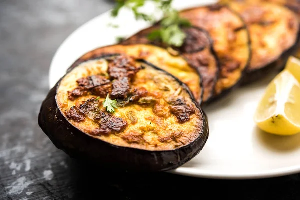 Pan kızartma gevrek baigan / patlıcan / brinjal tarifi--dan Hindistan. seçici odak