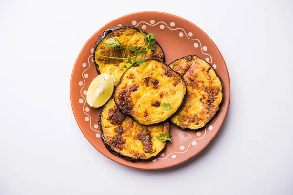 Pan kızartma gevrek baigan / patlıcan / brinjal tarifi--dan Hindistan. seçici odak