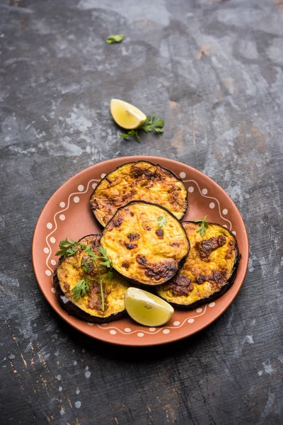 Pan kızartma gevrek baigan / patlıcan / brinjal tarifi--dan Hindistan. seçici odak