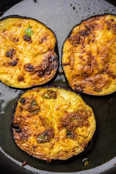 Pan kızartma gevrek baigan / patlıcan / brinjal tarifi--dan Hindistan. seçici odak