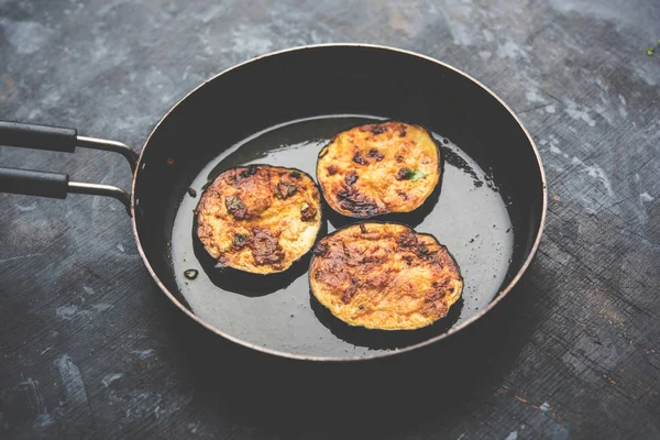 Pan kızartma gevrek baigan / patlıcan / brinjal tarifi--dan Hindistan. seçici odak