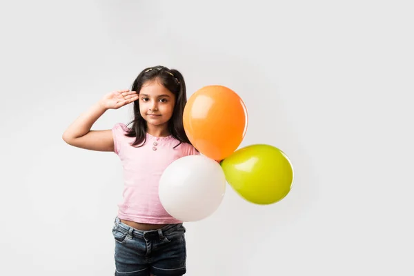 Mignonne Petite Fille Indienne Avec Des Ballons Trois Couleurs Saluer — Photo