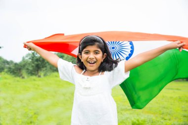 Bağımsızlık gününü kutlayan Kızılderili bayrağıyla genç mutlu Hintli kız. Hindistan 'ın bağımsızlık gününü kutlamak.