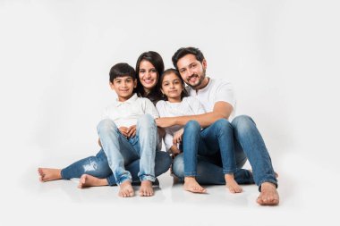 Genç Hintli aile beyaz arka planda izole bir şekilde oturuyor. seçici odak