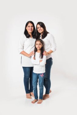 Beyaz arka planda tek başına duran mutlu Hintli kadın ya da kadınların üç nesli. seçici odak