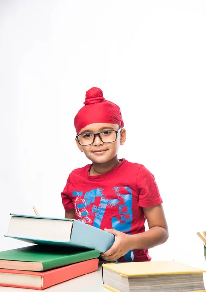 Pequeno Indiano Sikh Menino Estudando Mesa Estudo Com Livros — Fotografia de Stock