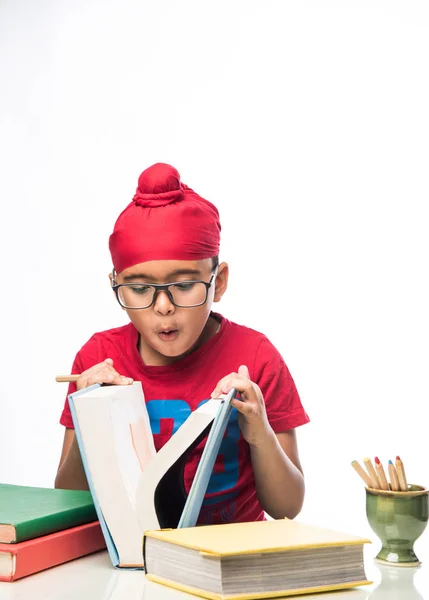 Pequeño Niño Indio Sikh Estudiando Mesa Estudio Con Libros — Foto de Stock