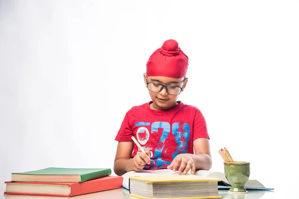 Petit Indien Sikh Garçon Étudiant Table Étude Avec Des Livres — Photo