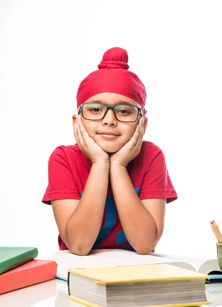 Pequeño Niño Indio Sikh Estudiando Mesa Estudio Con Libros — Foto de Stock