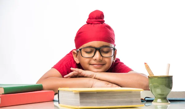 Petit Indien Sikh Garçon Étudiant Table Étude Avec Des Livres — Photo