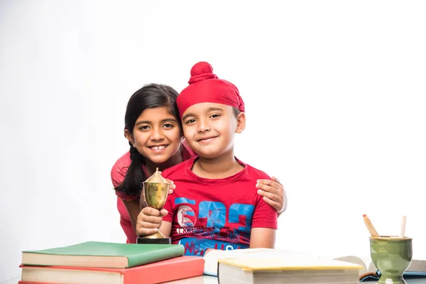 Pequeño Niño Indio Sikh Estudiando Mesa Estudio Con Libros — Foto de Stock