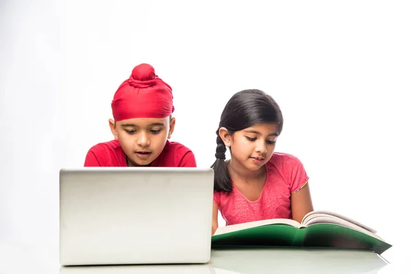 Indiai Szikh Pandzsábi Fiú Lány Tanul Könyvek Laptop Számítógép Asztal — Stock Fotó