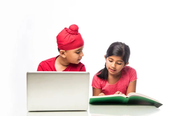 Indiai Szikh Pandzsábi Fiú Lány Tanul Könyvek Laptop Számítógép Asztal — Stock Fotó