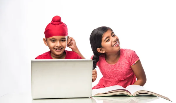 Indiase Sikh Punjabi Jongen Meisje Studeren Met Boeken Laptopcomputer Aan — Stockfoto