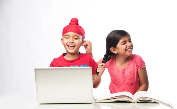 Indien Sikh Punjabi Garçon Fille Étudier Avec Des Livres Ordinateur — Photo