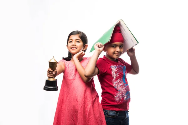 Intian Sikh Punjabi Pieni Tyttö Poika Seisoo Kirjan Victory Cup — kuvapankkivalokuva