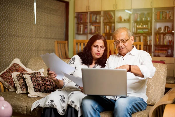 Senior Para Indyjskie Azjatyckie Rachunkowości Robienie Domowych Finansów Kontroli Faktur — Zdjęcie stockowe