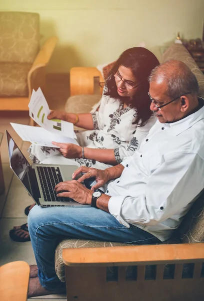 Senior Indio Asiático Pareja Contabilidad Haciendo Casa Finanzas Comprobación Facturas — Foto de Stock