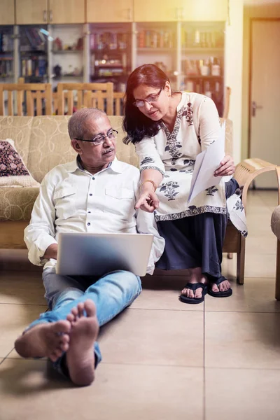 Senior Para Indyjskie Azjatyckie Rachunkowości Robienie Domowych Finansów Kontroli Faktur — Zdjęcie stockowe